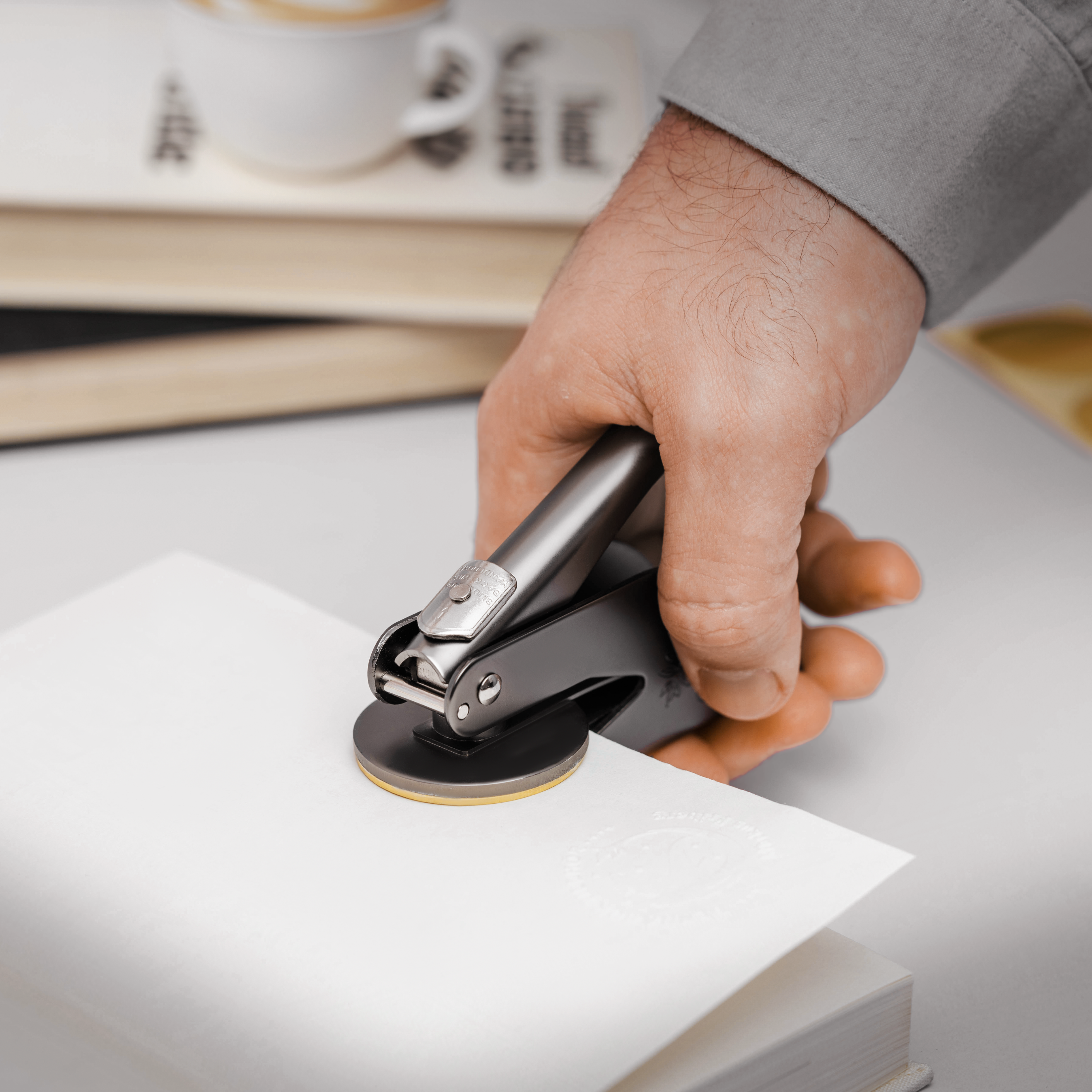 Bokälskare använder en personlig bokstämpel för att skapa en tydlig prägling i en bok.